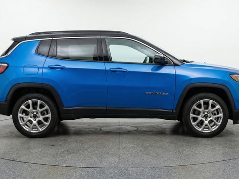 Used 2025 Jeep Compass Limited image 11