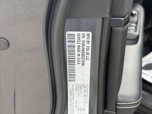 Used 2025 Jeep Grand Cherokee Altitude AWD/4WD image 32