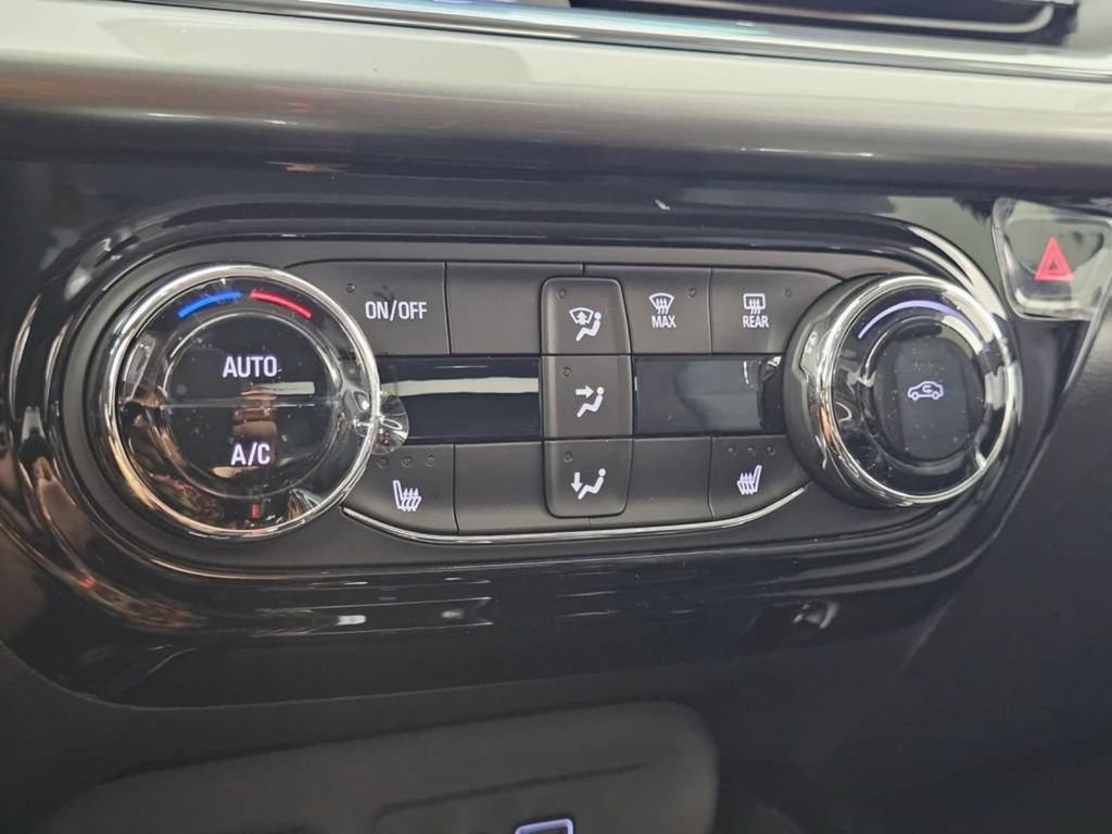 Used 2026 Chevrolet Trax LT w/ LT Convenience Package FWD image 31