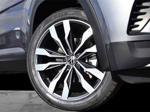 Certified 2022 Volkswagen Atlas SE image 3