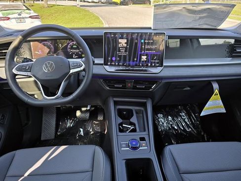 New 2025 Volkswagen Tiguan SE image 11