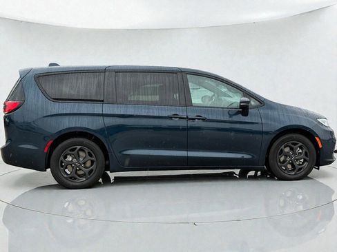 Used 2022 Chrysler Pacifica Touring-L w/ S Appearance Package image 2