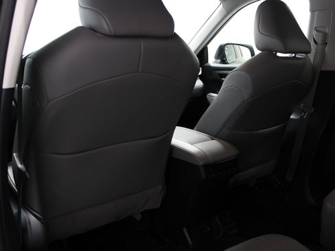 Used 2022 Toyota Highlander XLE AWD/4WD image 16