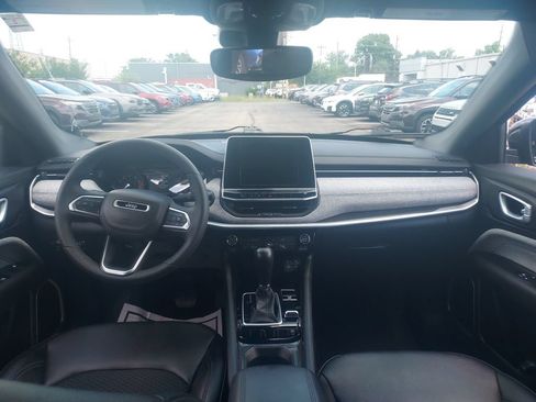 Used 2025 Jeep Compass Latitude AWD/4WD image 9