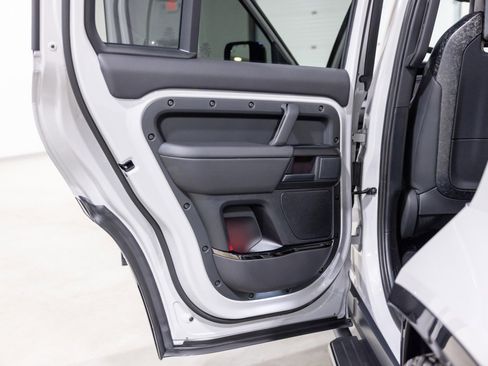 Used 2026 Land Rover Defender 110 OCTA image 34