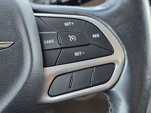 Used 2018 Chrysler Pacifica Touring-L FWD image 15