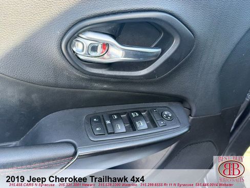 Used 2019 Jeep Cherokee Trailhawk w/ Cold Weather Group AWD/4WD image 12