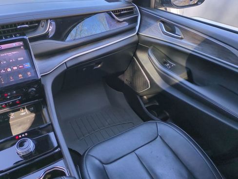 Used 2023 Jeep Grand Cherokee Limited w/ Luxury Tech Group II image 16