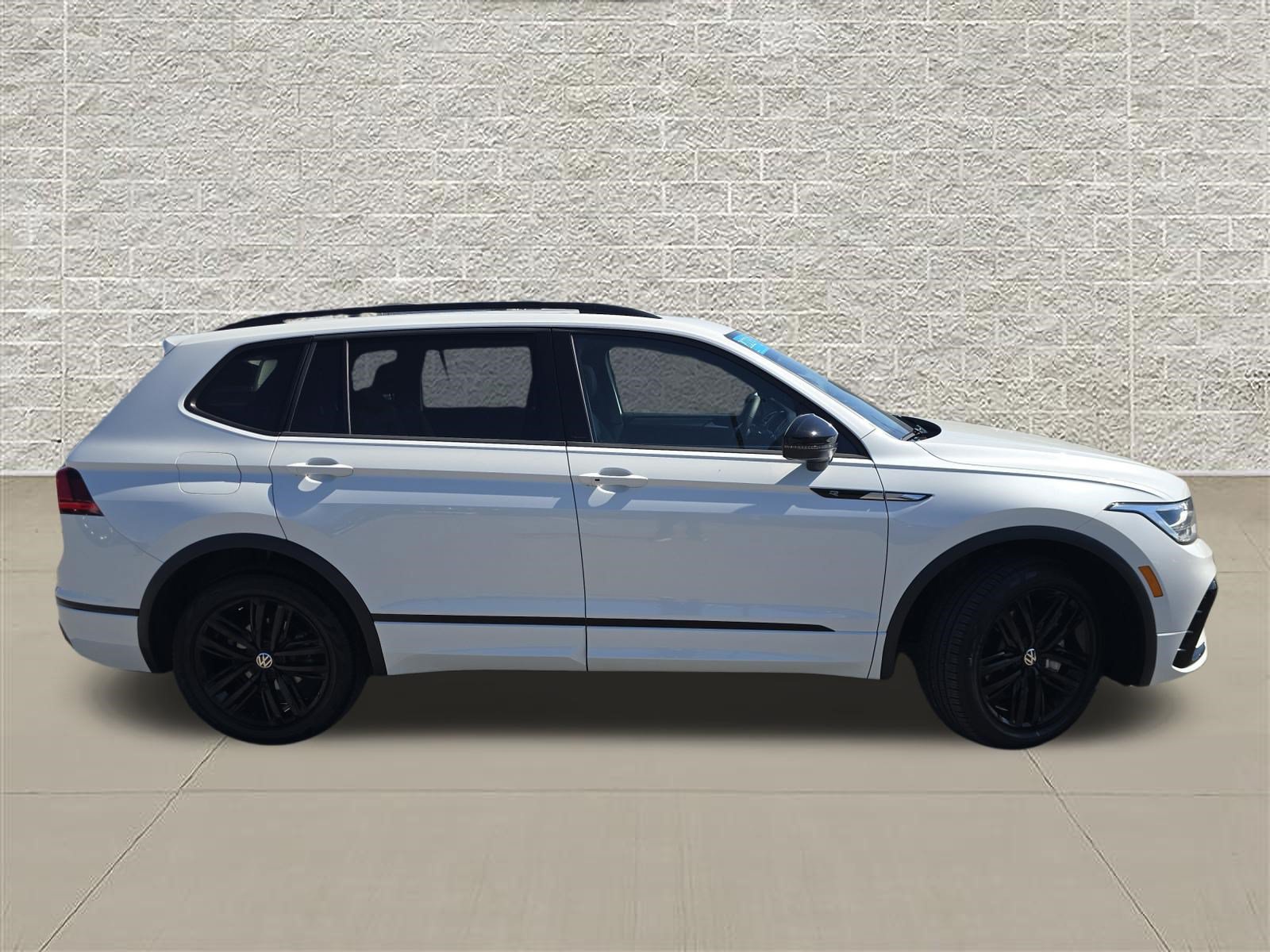 Certified 2022 Volkswagen Tiguan SE R-Line AWD/4WD image 8