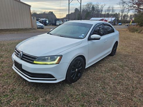 Used 2017 Volkswagen Jetta SE image 3