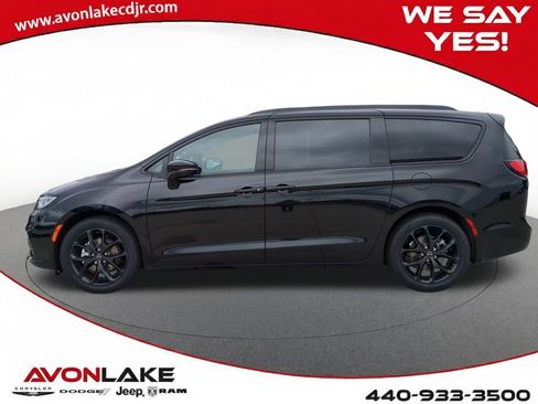 New 2026 Chrysler Pacifica Limited w/ S Appearance Package image 3