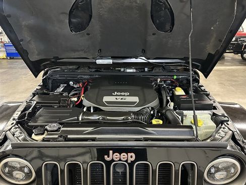 Used 2016 Jeep Wrangler Unlimited Sahara image 8