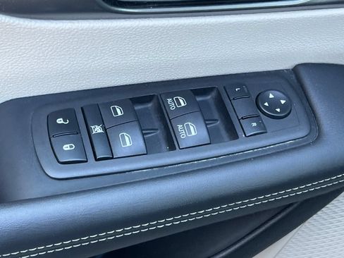 Used 2024 Chrysler Pacifica Limited FWD image 14