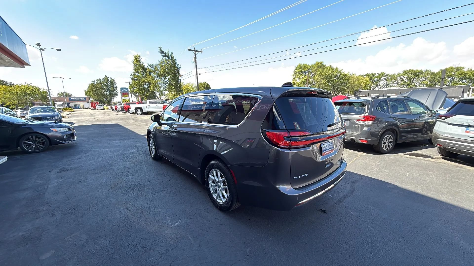 Used 2023 Chrysler Pacifica Touring FWD image 4