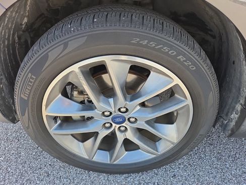 Used 2018 Ford Edge Titanium w/ Equipment Group 301A FWD image 3