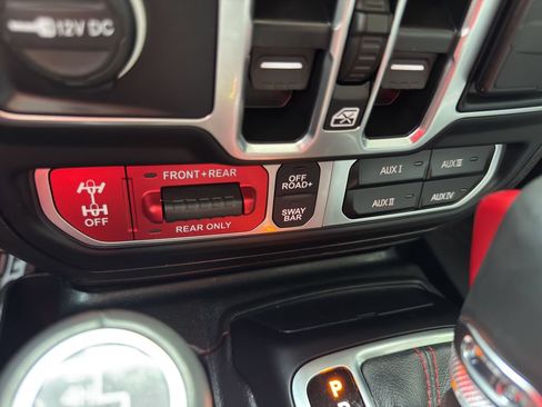 Used 2023 Jeep Gladiator Rubicon w/ LED Lighting Group AWD/4WD image 33