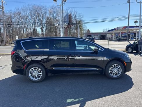 New 2026 Chrysler Pacifica Select AWD/4WD image 4