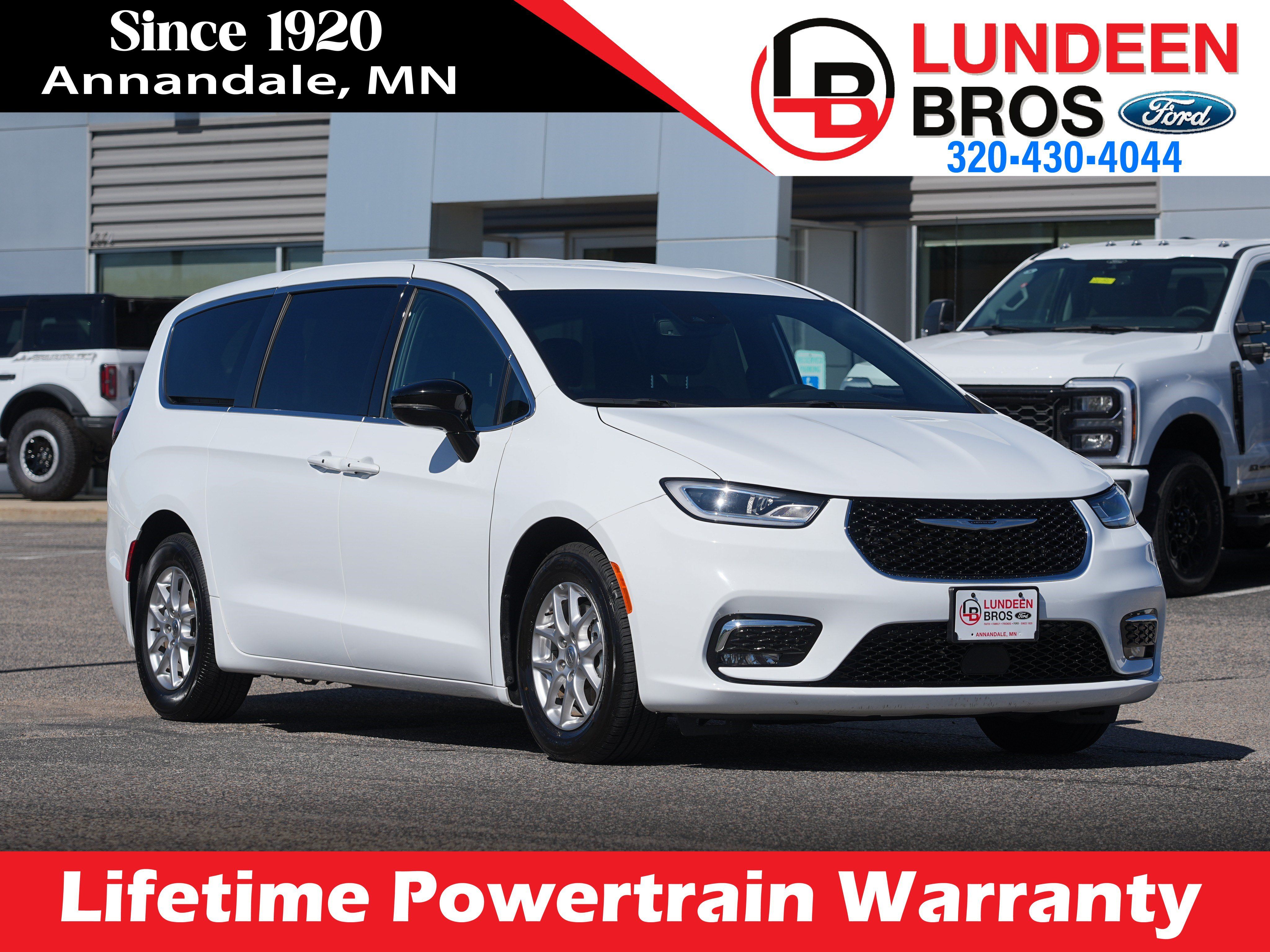 Used 2025 Chrysler Pacifica Select FWD image 1