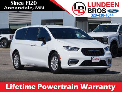 Used 2025 Chrysler Pacifica Select