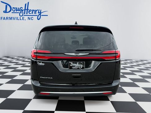 Used 2024 Chrysler Pacifica Touring-L FWD image 4