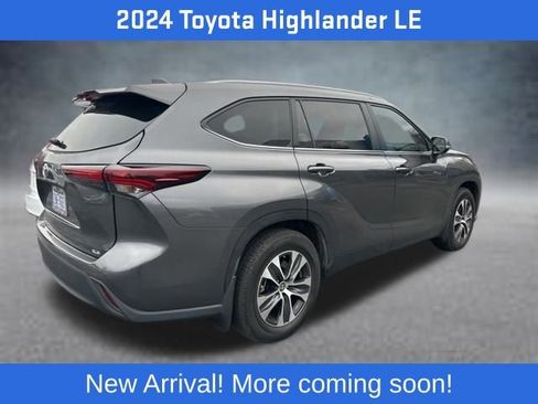 Used 2024 Toyota Highlander LE image 3