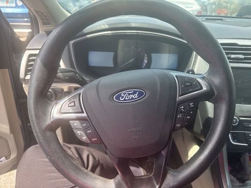 Used 2018 Ford Fusion SE w/ Fusion SE Technology Package FWD image 9
