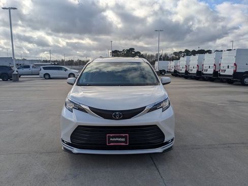 Used 2023 Toyota Sienna XLE w/ XLE Plus Package image 2