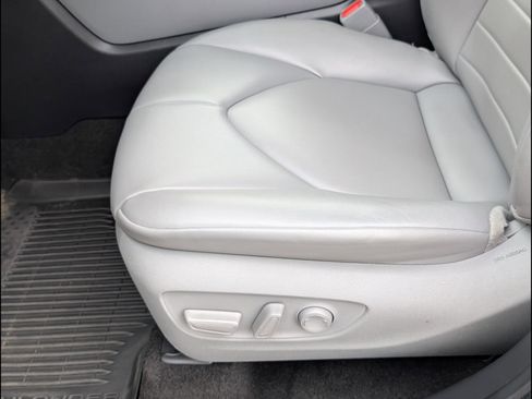 Used 2024 Toyota Highlander XLE AWD/4WD image 10