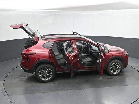 Used 2025 Chevrolet Trax LT FWD image 49