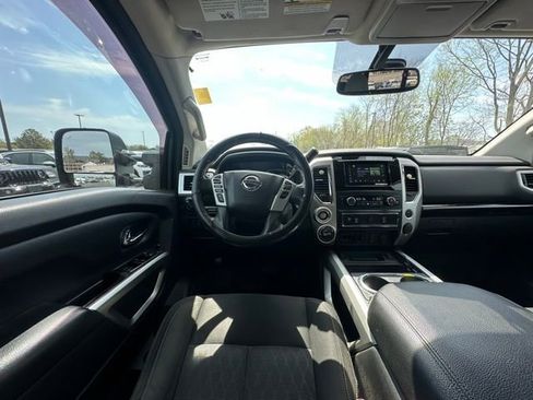 Used 2017 Nissan Titan SV image 15