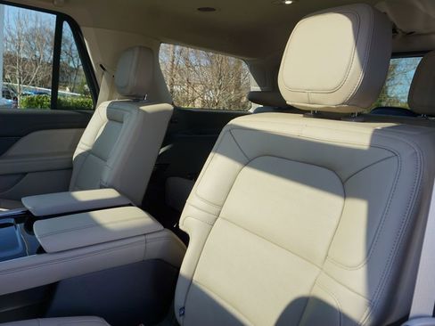 Used 2023 Lincoln Navigator Reserve image 14