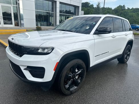 Used 2024 Jeep Grand Cherokee Altitude AWD/4WD image 2