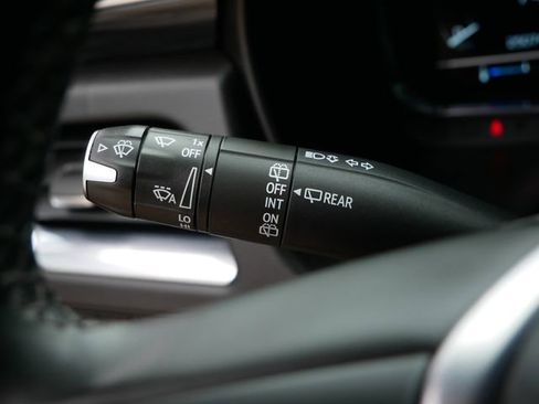 Used 2023 GMC Yukon XL SLT w/ SLT Premium Package image 23