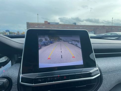 Used 2025 Jeep Compass Latitude image 17