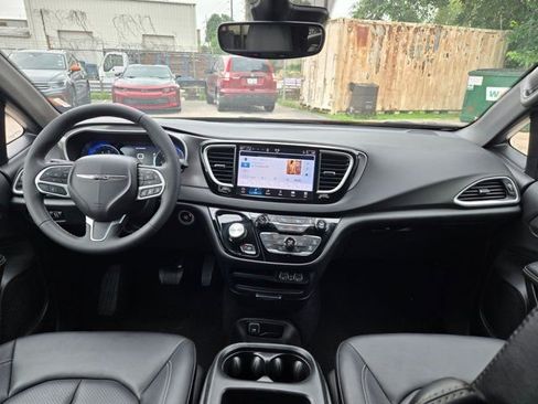 Used 2025 Chrysler Pacifica Select FWD image 24
