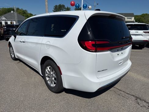 New 2027 Chrysler Pacifica Select FWD image 3