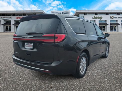 Used 2023 Chrysler Pacifica Touring-L FWD image 8