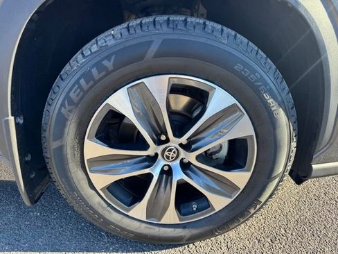Used 2023 Toyota Highlander XLE image 9
