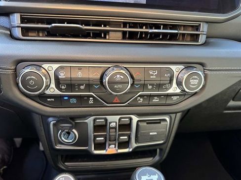 Used 2024 Jeep Wrangler Unlimited Sahara w/ Technology Group image 17