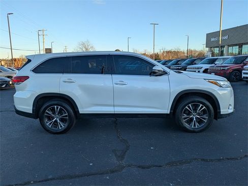 Used 2019 Toyota Highlander LE image 3