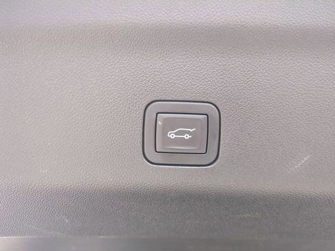 Used 2025 Chevrolet Tahoe Premier AWD/4WD image 15