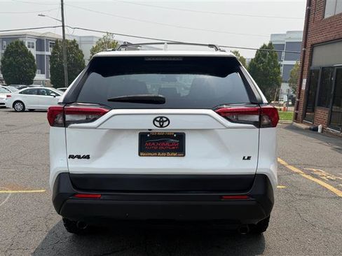 Used 2019 Toyota RAV4 LE FWD image 10