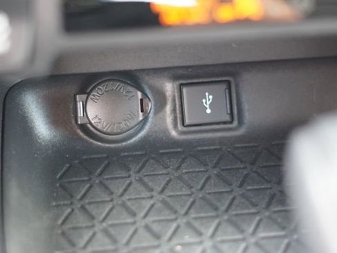 Used 2020 Toyota RAV4 XLE w/ Convenience Package FWD image 31