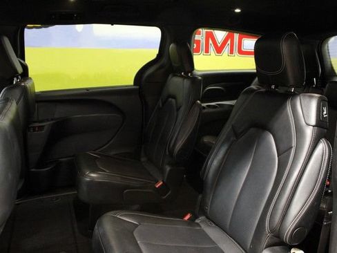 Used 2025 Chrysler Pacifica Select FWD image 13