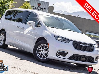 Used 2025 Chrysler Pacifica Select