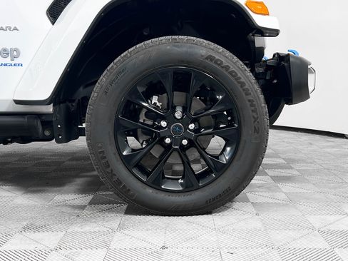 Used 2024 Jeep Wrangler Unlimited Sahara w/ Technology Group image 9