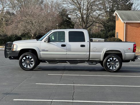 Used 2006 Chevrolet Silverado 2500 LT w/ Heavy-Duty Power Package image 2