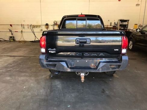 Used 2018 Toyota Tacoma SR5 AWD/4WD image 4