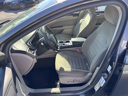 Used 2019 Ford Fusion SE image 12