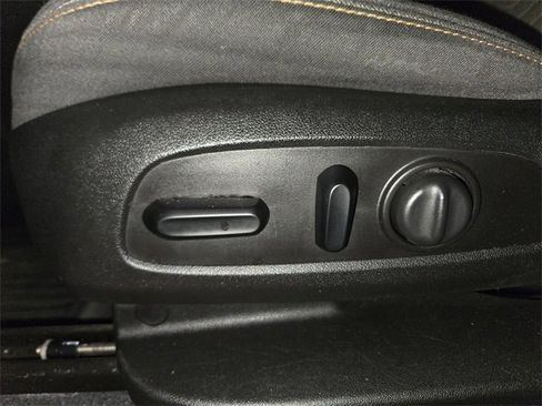 Used 2019 Chevrolet Equinox LT w/ Driver Convenience Package image 12